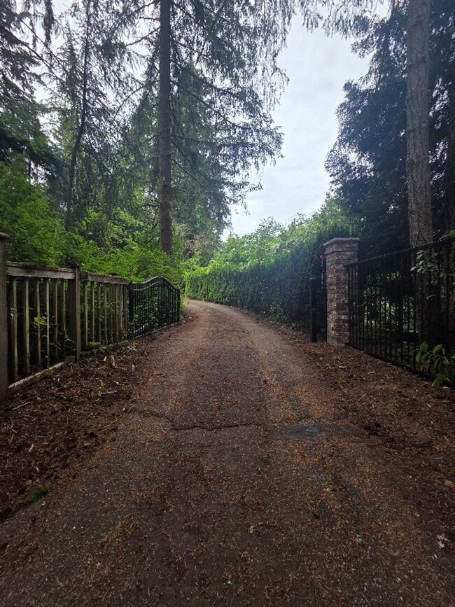 Building Photo - Private 4 Bedroom / 2.5 Bath Bridle Trails Acerage Property