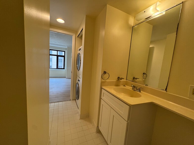 Bathroom #1 - 2400 Clarendon Blvd