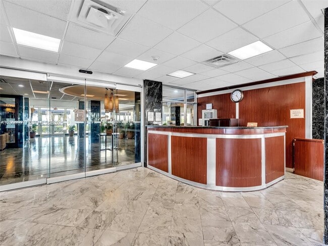 Building Photo - 500 Bayview Dr