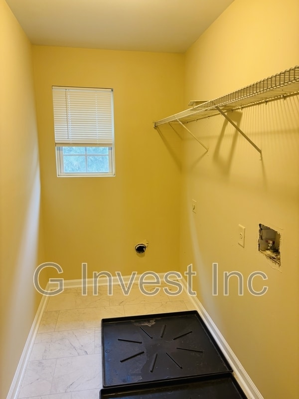 Building Photo - 4995 Upper Elm St