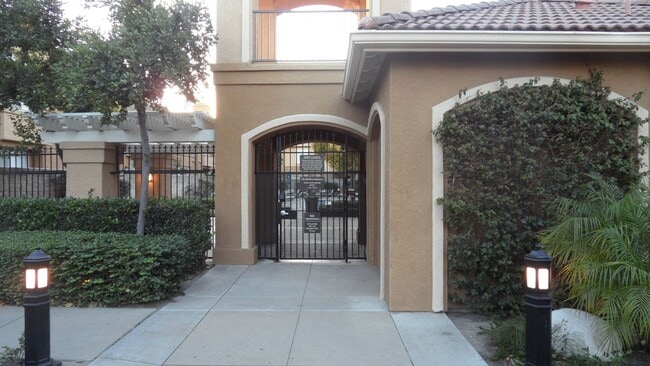 Building Photo - Clean & Spacious 2BR 2BA Two-Story, All Up...
