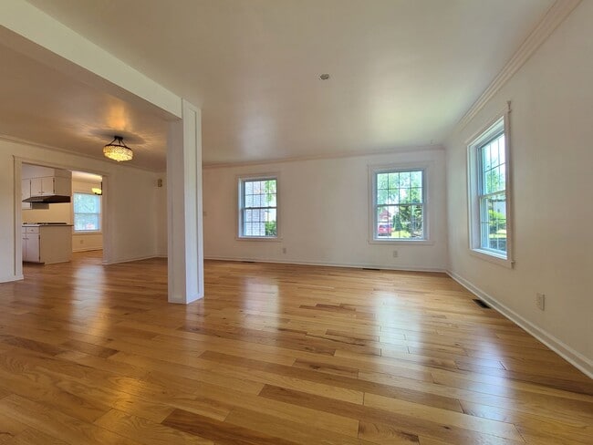 Building Photo - 3-bedroom, 2-bathroom home located in beau...