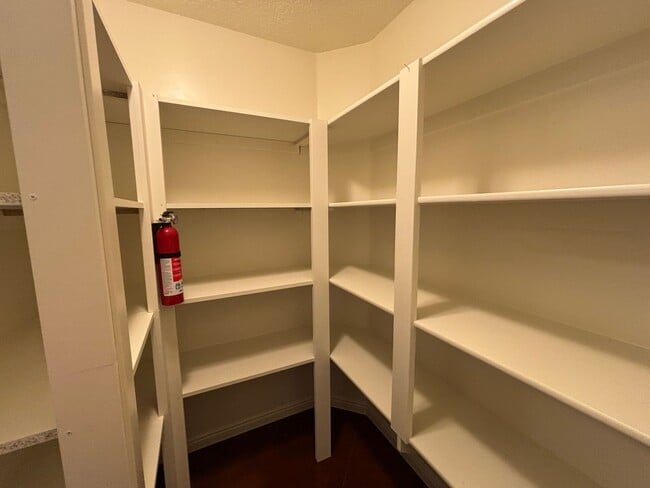 Building Photo - SPACIOUS TOWNHOME AVAILABLE FOR RENT
