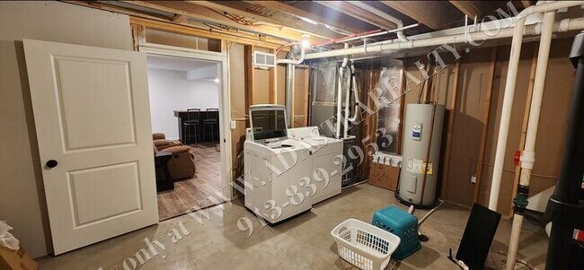 Building Photo - Like New Furnished Home in Lawrence Short Term Lease-Available NOW!!