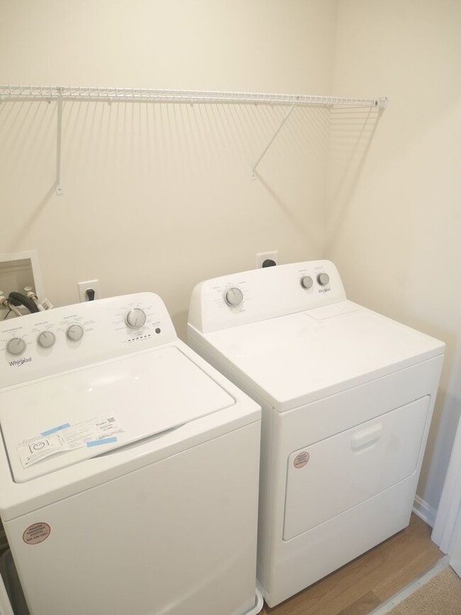 Building Photo - Modern End-Unit Townhouse in Sassafras Mea...