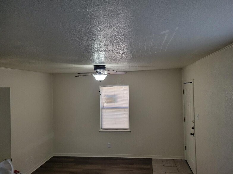 Livingroom - 1607 N W S Young Dr