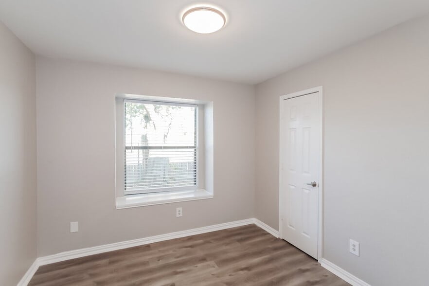 Building Photo - 216 Lantana Dr