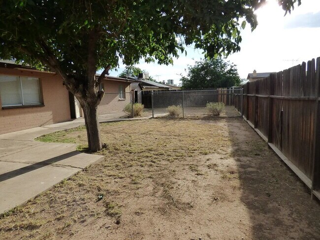 Building Photo - "Charming 3-Bedroom Oasis with 2 Baths in Phoenix – 1280 Sq Ft of Comfort Awaits You!"