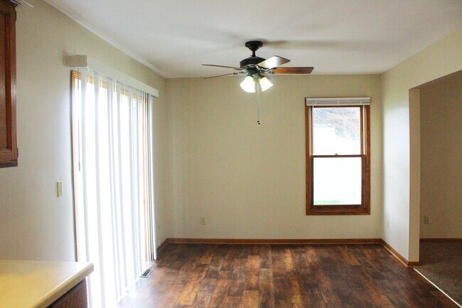 Building Photo - 376-376 Thomas Dr