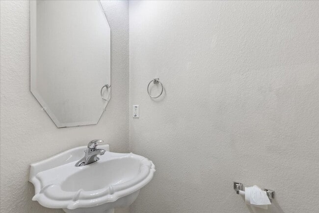 Building Photo - 16100 S Great Oaks Dr