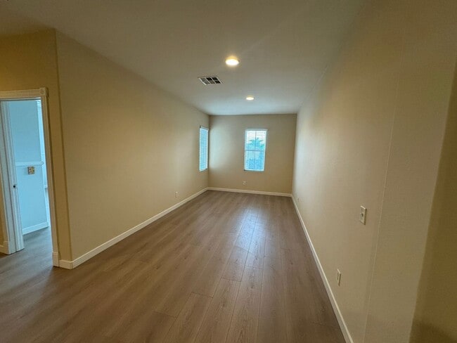 Building Photo - Nice House 5 beds 3.5 bath for lease in Eastvale