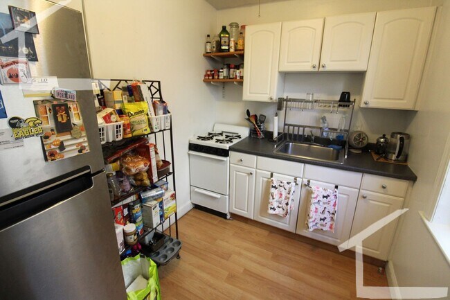 Building Photo - Amazing 2bed in Allston.... Don't miss out!