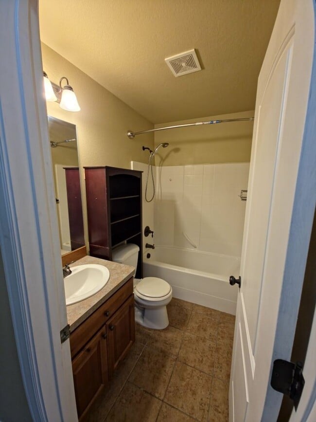 Building Photo - Beautiful 3 Bed, 2.5 bath Townhome with Attached 2 Car Garage in Rock Creek
