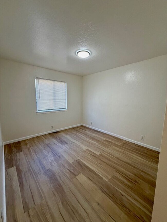 Building Photo - 02360