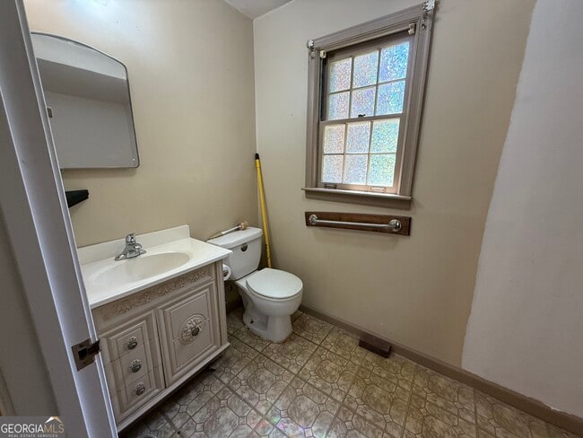 Building Photo - 998 Highland Cir SE