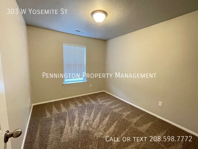Building Photo - 303 W Yosemite St