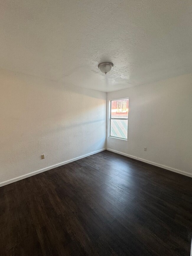 Building Photo - 2 bedroom in Taft!