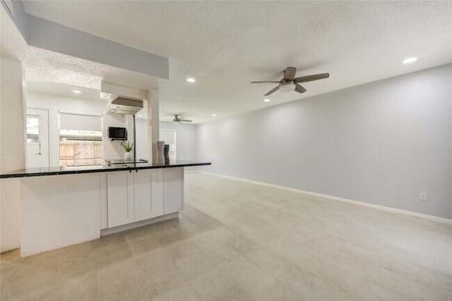 Building Photo - 7965 Kendalia Dr