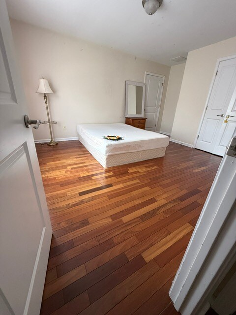 Building Photo - 557 Town Square Way