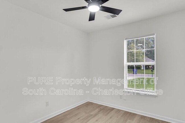 Building Photo - 9870 Levenshall Dr