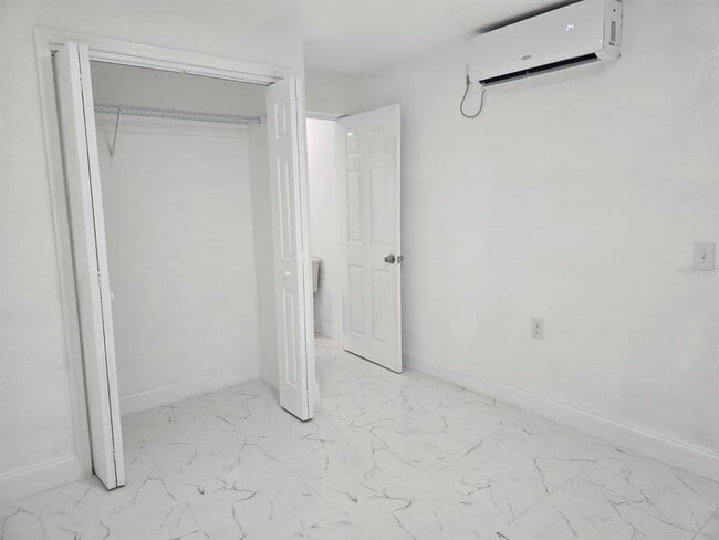 Building Photo - 1813 Hacienda Way