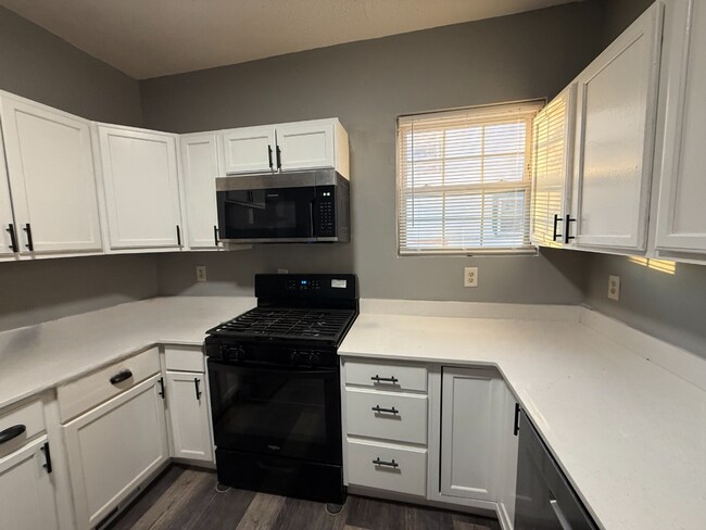 Building Photo - Large 6 Bed Single Family Home in MPLS!