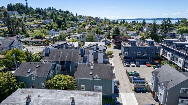 Building Photo - Charming AIR CONDITIONED Alki Townhome