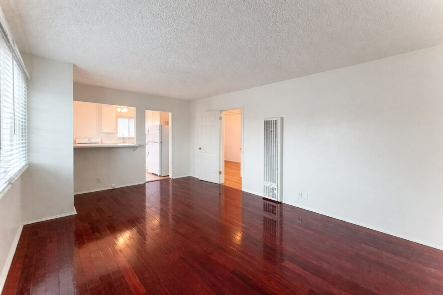 Building Photo - 906 Edgewood St