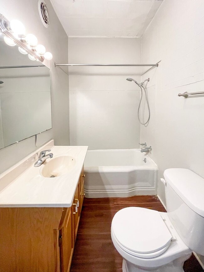 Building Photo - PRELEASING for AUGUST! Close to Campus: Dishwasher and Washer/Dryer Included