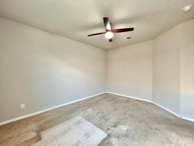 Building Photo - Bright and Spacious 4/BR 3/BA Home with Pr...