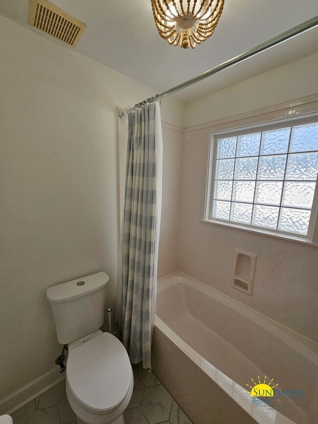 Building Photo - 360 Tradewinds Dr