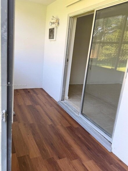 Building Photo - 210 Canterbury J