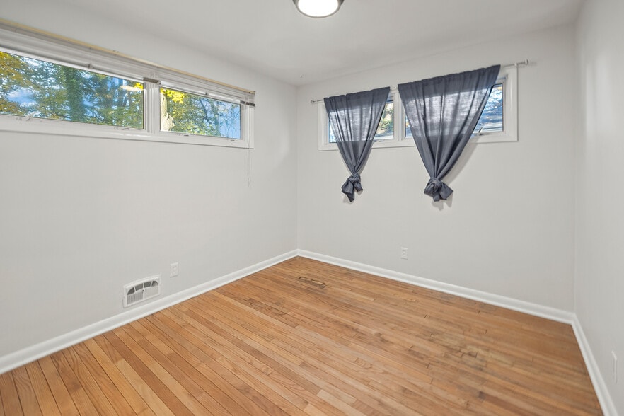 Building Photo - 1527 Summit Dr