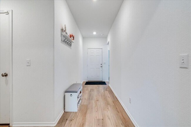 Building Photo - 389 Salt Springs Rd