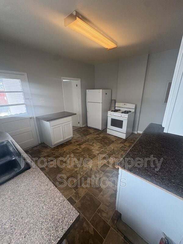 Building Photo - 27 Edison St