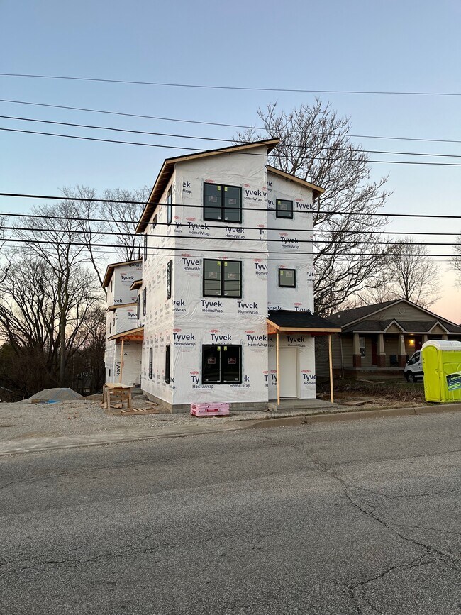 Building Photo - 601 E Miller Dr
