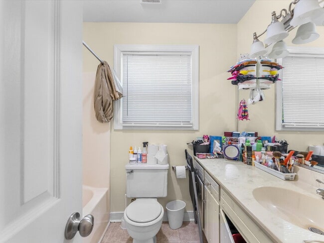 Building Photo - 1701 Early Settlers Rd