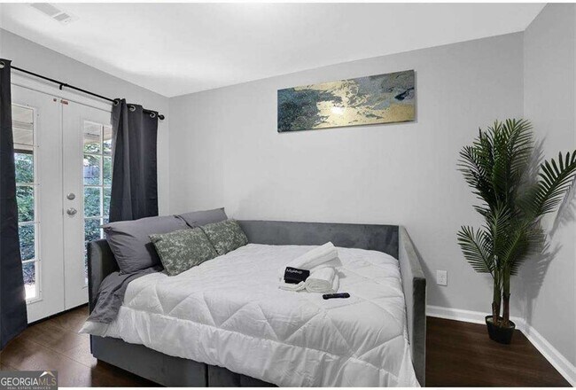 Building Photo - 3162 Oakdale Rd