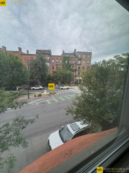 Building Photo - 587 Beacon St