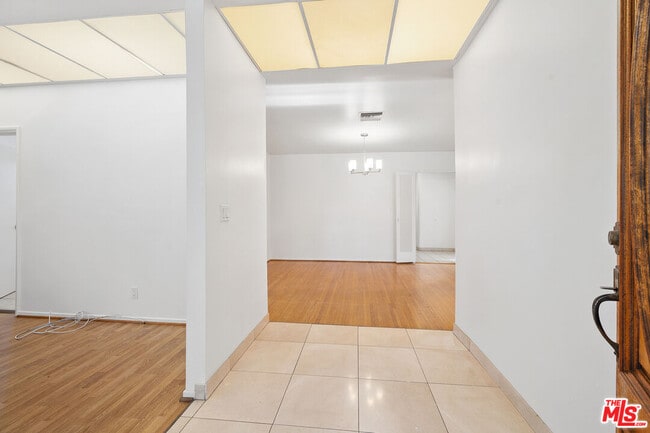 Building Photo - 312 S Maple Dr