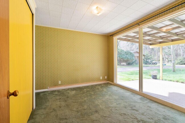 Building Photo - Quaint, inviting 4-bdrm/2-bath home in Cloverdale. Serene living, huge yard, covered patio