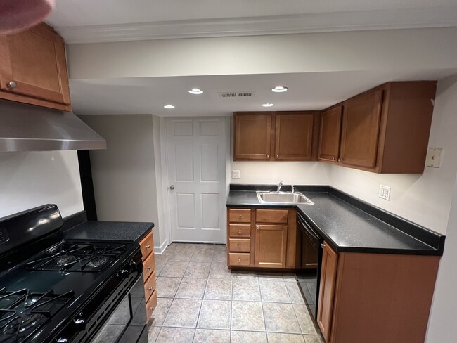 Building Photo - 2525 W Ardmore Ave
