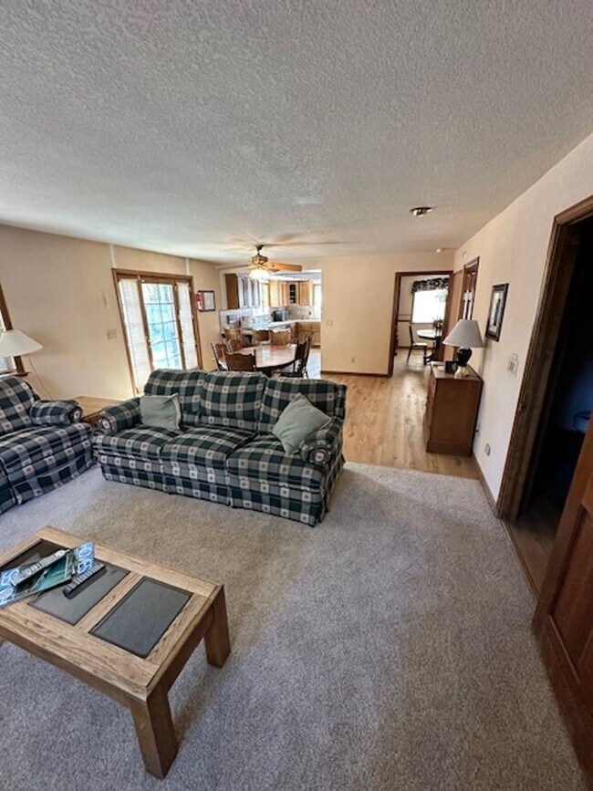 Building Photo - Great 4BD home for $4000.00 available on 1...