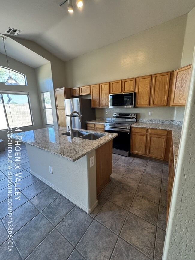 Building Photo - Open Concept 4 Bed/2 Bath W/ New Paint & N...