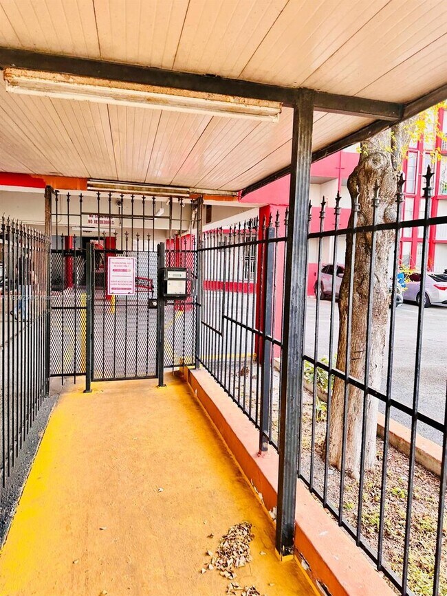 Building Photo - 1750 W 46th St