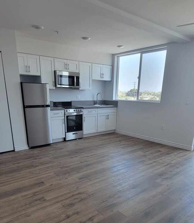 Building Photo - 321 E Florence Ave