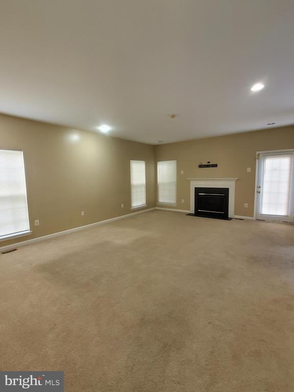 Building Photo - 9750 Granary Pl