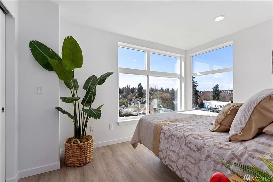 Building Photo - 5712 Roosevelt Way NE