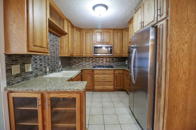 Building Photo - 2 Bed | 3 Bath with In-Ground Pool in Cent...