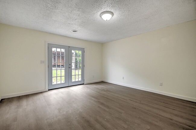 Building Photo - 4 Bedrooms 3 Baths Bristol TN